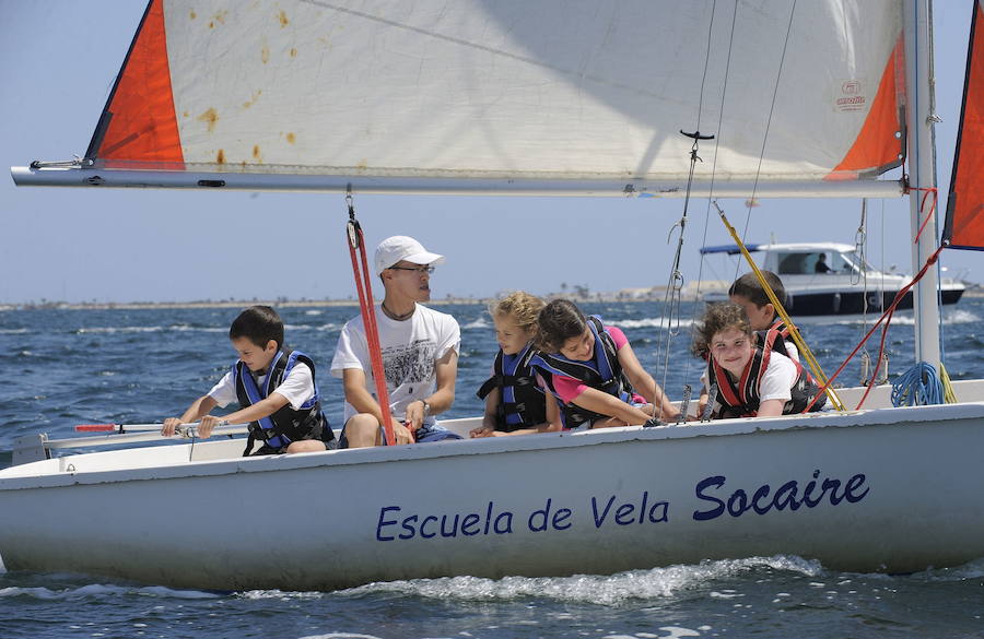 Niños practican en una escuela de aprendizaje de vela. 