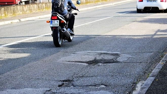 Calles como Pescadores ejemplifican el mal estado del asfaltado, que en algunos casos es el original de los 70. 