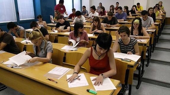 Alumnos en el aula se enfrentan al examen de Selectividad. 