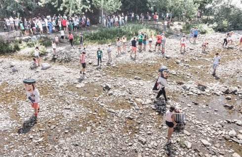 El río Oja, en las fiestas patronales de San Lorenzo, en agosto. :: albo