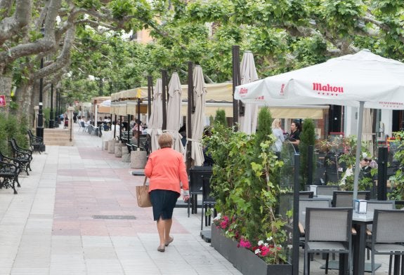 Terrazas en el paseo del Espolón de Santo Domingo de la Calzada. :: albo