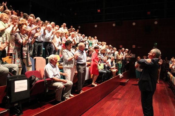 Alumnos, padres, amigos y familiares ovacionaron la carrera dedicada a Arnedo de Lalinde. :: e.p.