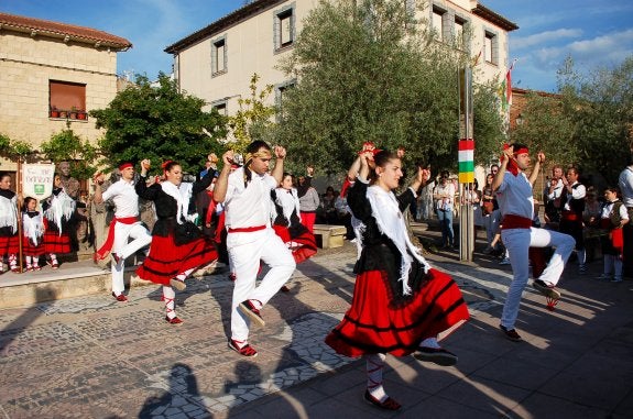 Las danzas de Santa Coloma alegraron la plaza de la localidad. :: p.j.p.