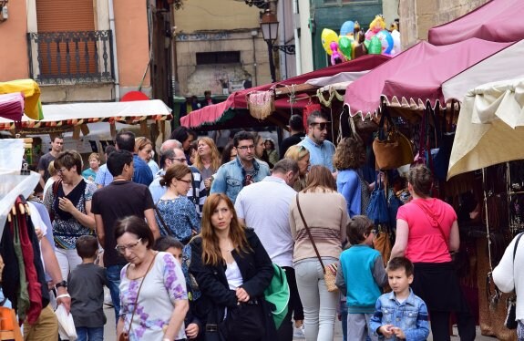 La gente se pasea por el mercado renacentista. :: miguel herreros