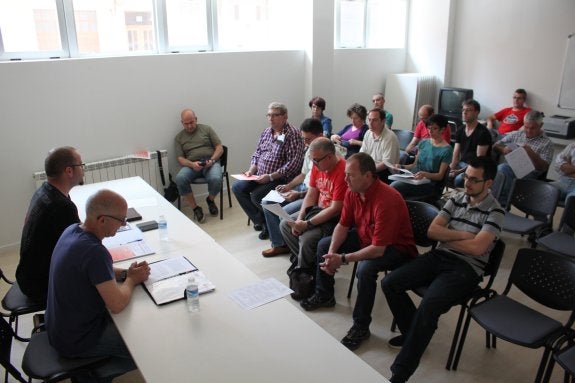 Diego Belón, de CCOO, y Miguel Urgoiti, de UGT, expusieron el acuerdo a sus delegados en una asamblea conjunta en Arnedo. :: E.P.