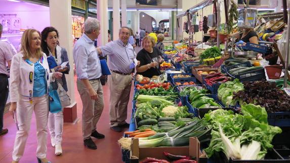 Los candidatos del PP hablan de sus propuestas en materia de agricultura en la Plaza de Abastos. 