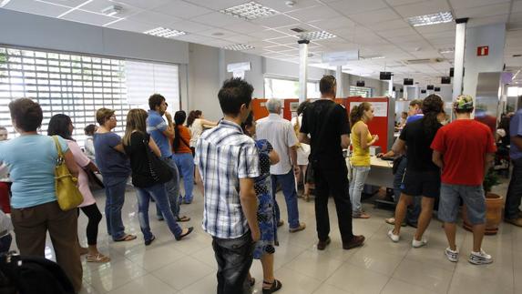 Colas en una oficina del paro