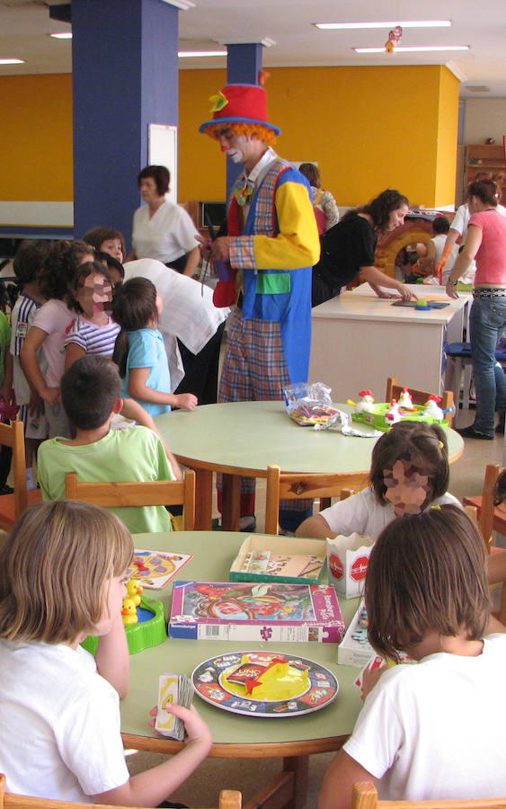 Niños jugando en una ludoteca. 