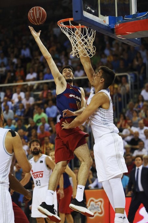 Abrines palmea ante Hernangómez en la canasta madrileña. :: efe