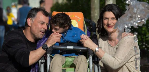 'El Rey Jorge', con sus padres Jorge y Sonia.  