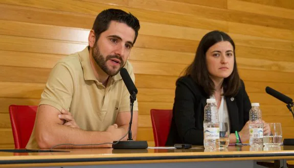 Juan Núñez y Laura Urbieta, ayer en la rueda de prensa. :: díaz uriel
