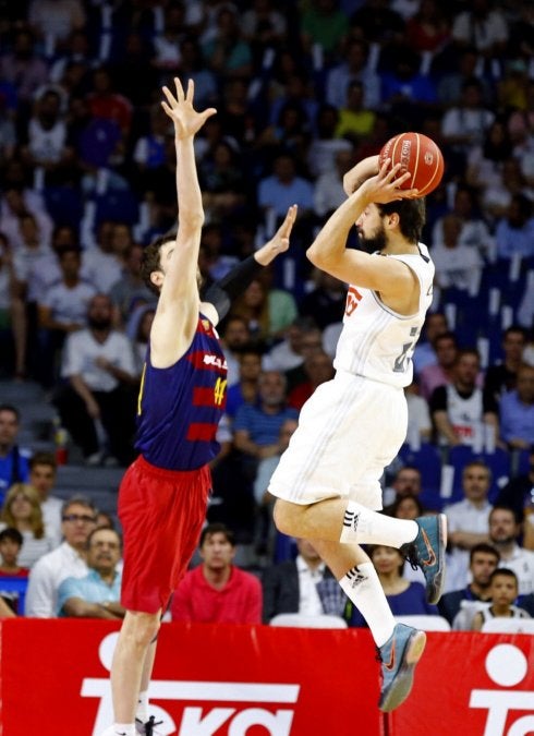 Llull salta ante Tomic. :: efe
