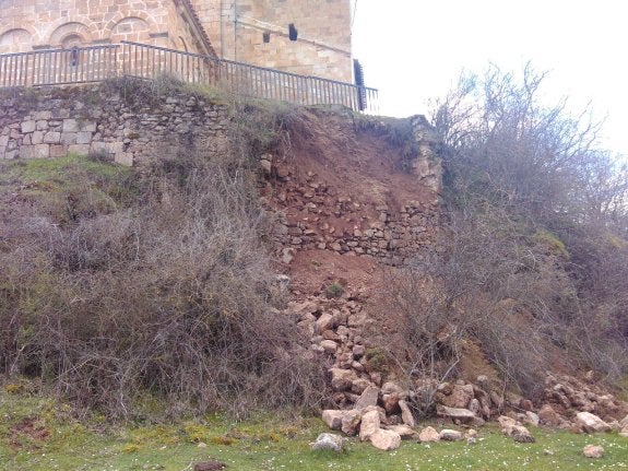 San Cristóbal, de Canales, en el precipicio