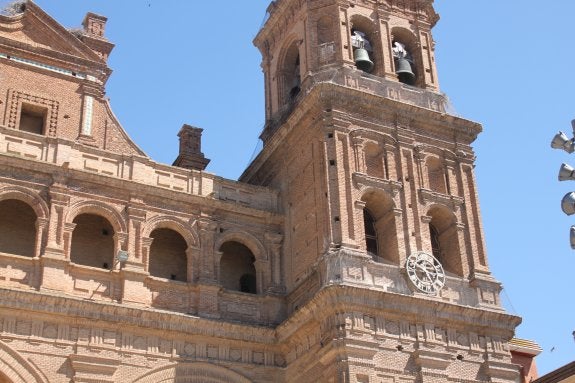 Lugar donde las cigüeñas se las ingeniaron para levantar un nido sobre las mallas, ya retirado. :: e.p.