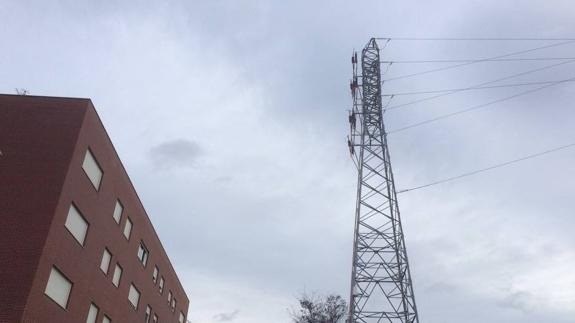 Una de las torres de alta tensión, muy próxima a los edificios