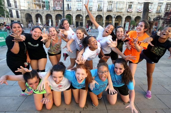 Chicas deportistas. Un grupo de jóvenes, durante una de las actividades.