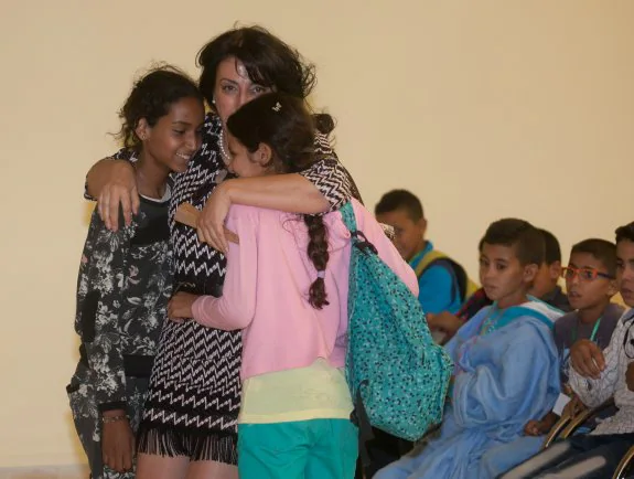 Una madre de acogida saluda a dos chicas en el Ayuntamiento. :: díaz uriel