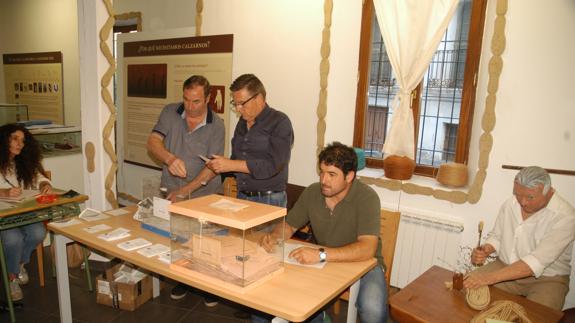 Mesa electoral en Cervera, junto al a lpargatero