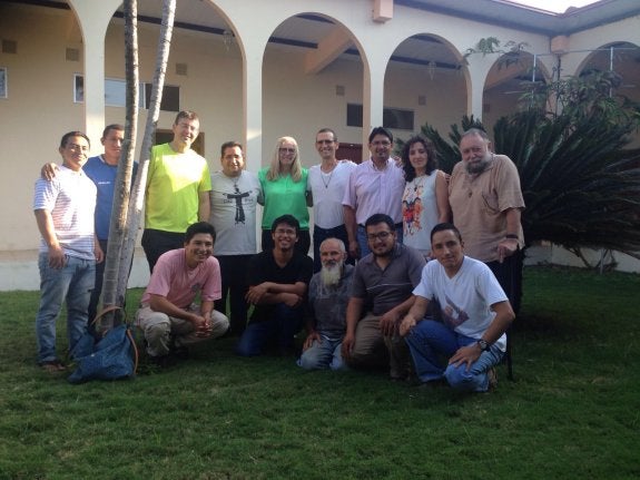 Los cuatro alfareños, junto a Grández (con muleta) y miembros del grupo juvenil Juan XXIII. :: m. cuartero