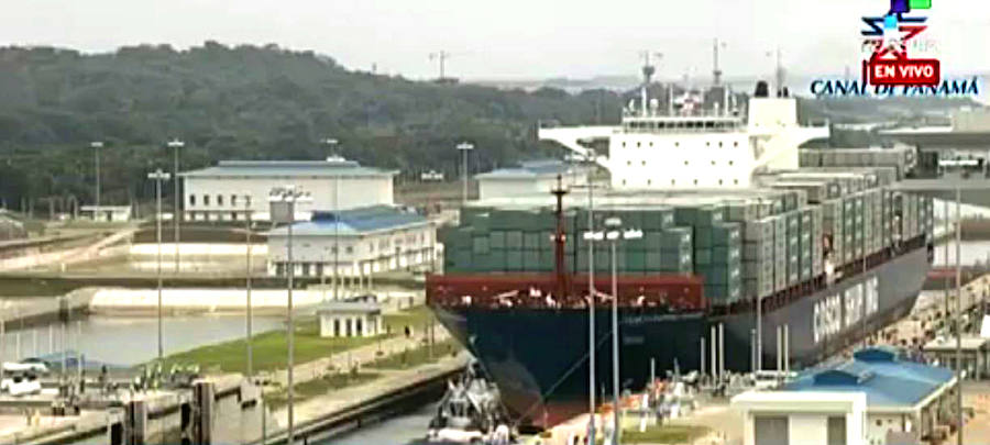 Primer barco por el Canal de Panamá