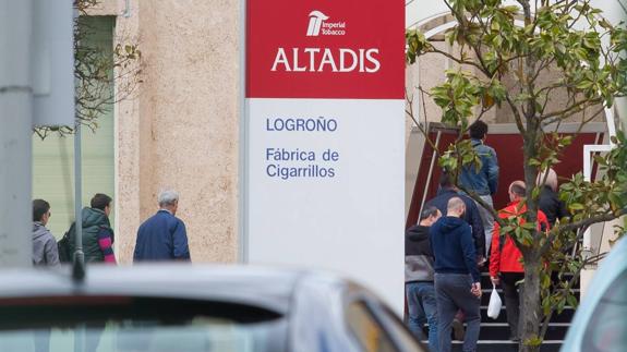 Ofrecen a los limpiadores de Altadis traslados a Galicia, Salamanca y Vitoria