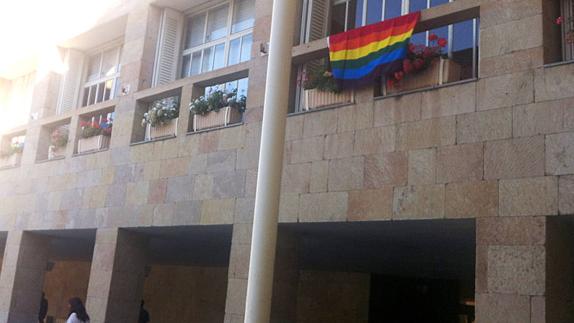 Balcón del Ayuntamiento de Logroño con la bandera que identifica el movimiento gay. 