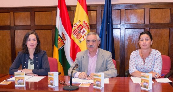 Beatriz Salas, Agustín García Metola y Susana Gómez, ayer, durante la presentación del programa. :: albo