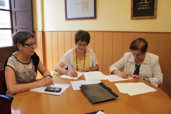 Firma de la renovación del convenio con Cáritas. 