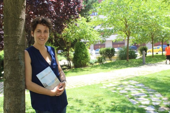 Sara Extremiana, con su libro 'Aires del Sur' en Calahorra. :: m.f.