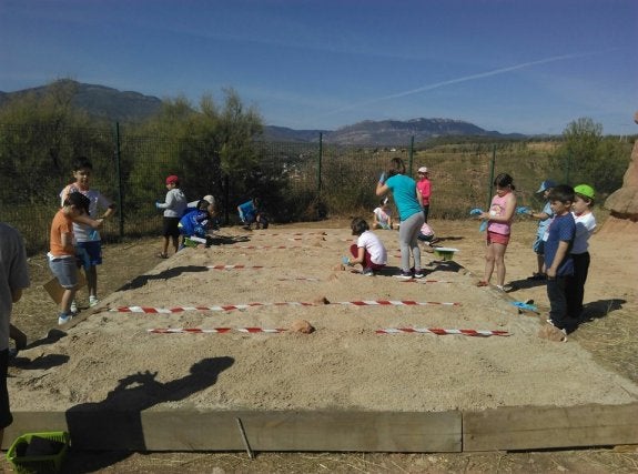 Los niños iniciaron el taller con una excavación pedagógica en el yacimiento del cerro de San Miguel. A.A.