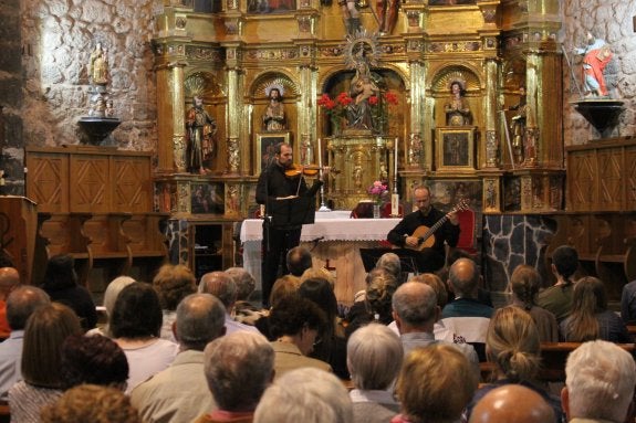 Actuación en el altar del templo. 