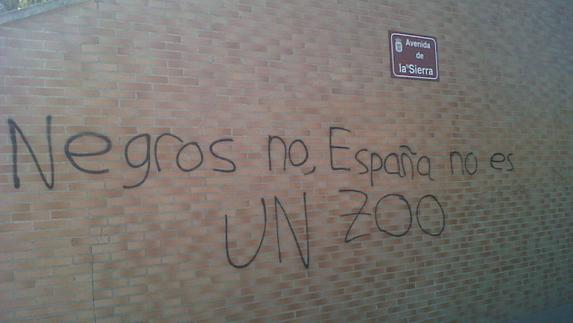 Desagradable pintada xenófoba en una tapia de Logroño. 