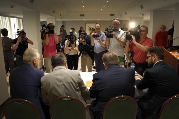 Ceniceros y Sanz (PP), con García y Ubis (C's) en el momento de rubricar el pacto de investidura.  :: 