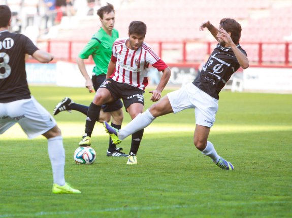 Miguel Santos juega el balón en un partido entre UDL y Burgos en Las Gaunas. :: fernando díaz