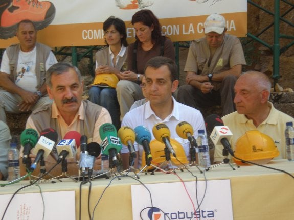 El gerente de Robusta, L. M. Hernández, con J . M. Bermúdez de Castro, co-director de Atapuerca, y S. Jiménez, director del Museo de Arnedo. :: e. p.