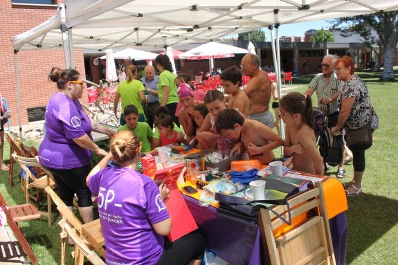 Los nadadores voluntarios optan a premios y otras sorpresas. :: e.p.