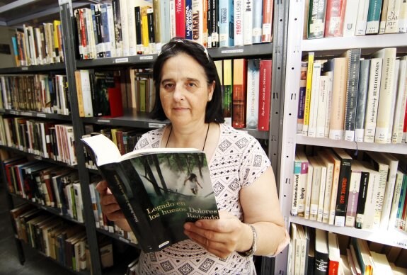 Amaya Gómez, la bibliotecaria, junto a las nuevas estanterías.
