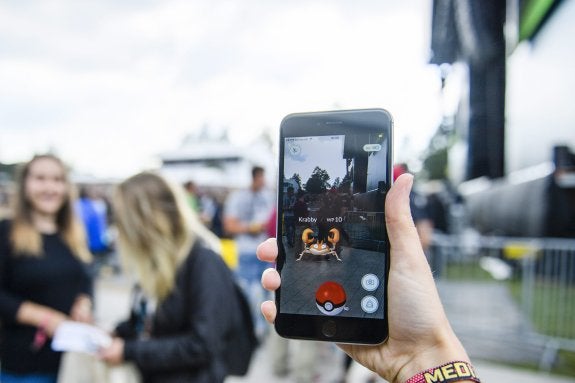 Un 'Krabby' (un tipo de pokemon) aparece en el teléfono de una mujer en un festival musical en Berna (Suiza). :: efe