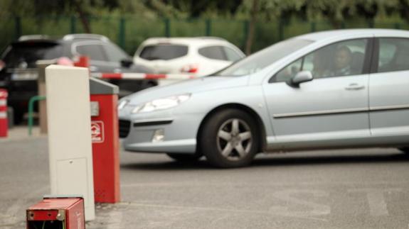 Un conductor mira uno de los postes que caído en el parking del San Pedro. 