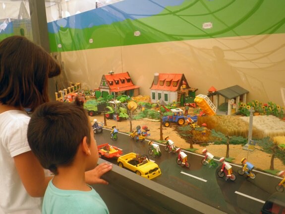 Dos niños contemplan una de las escenas de la exposición 'Playmobil en El Camino'. :: j.c.p.