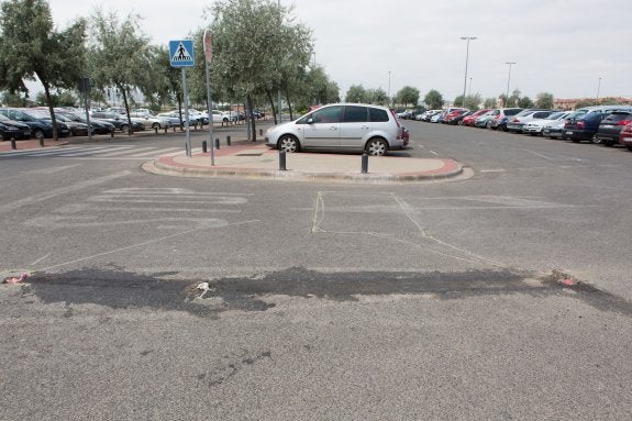 Parking del San Pedro que Salud quiere hacer de pago. En primer término se aprecia el lugar donde se instalaron los postes de control de acceso, luego derribados accidentalmente por conductores. 