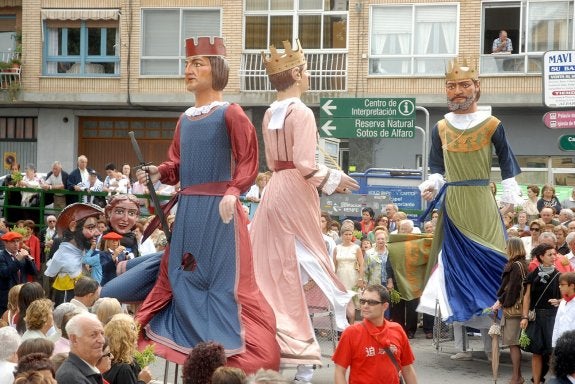 Imagen de archivo del baile de gigantes y cabezudos en las fiestas de San Roque y San Ezequiel. :: e.p.