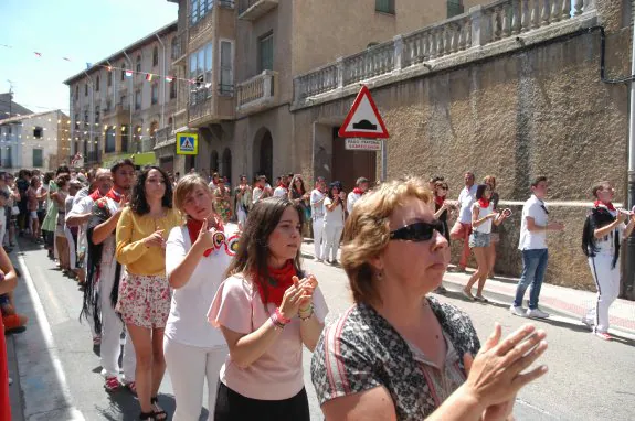 Grupo de mujeres bailan en la carretera el pasado miércoles al final de la danza de la Gaita. 