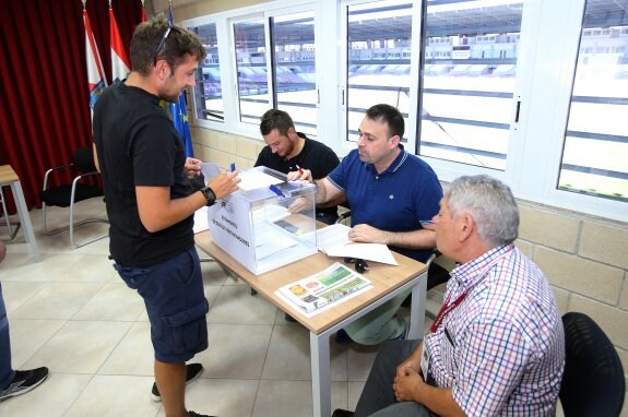 Uno de los miembros con derecho a voto deposita su papeleta en la sede de la Federación Riojana de Fútbol. :: juan marín
