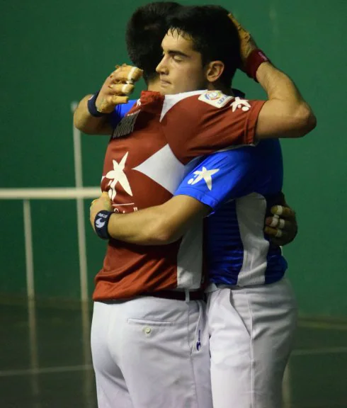 Gorka y Merino se abrazan en un partido anterior. :: miguel herreros