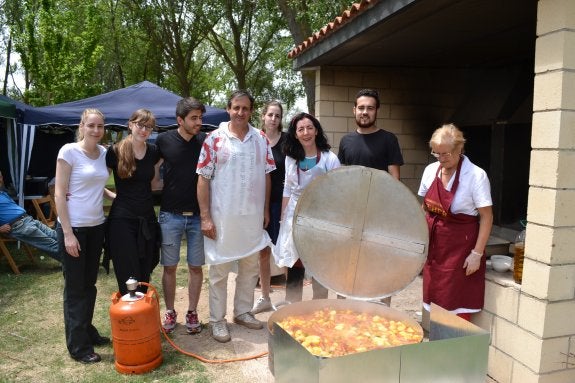 Los cocineros ante una de las cazuelas preparadas. :: p.j.p.