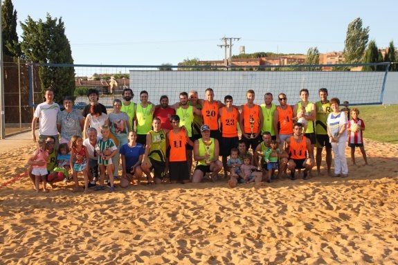 Los tres primeros equipos en el XII Torneo de voley playa. :: e.p.