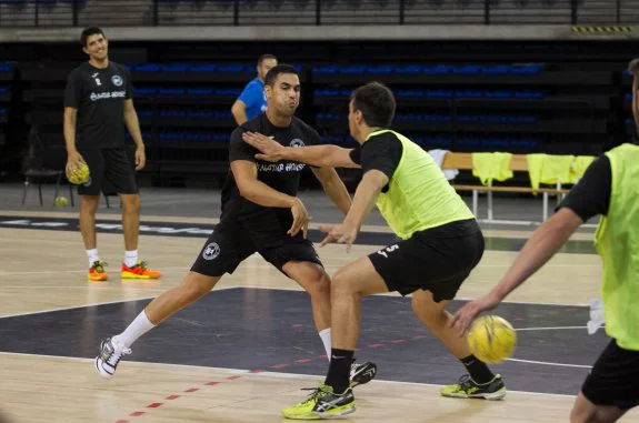 Pablo Cacheda pasa el balón ante la marca de Peciña. :: Díaz Uriel