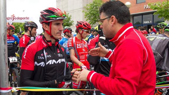 Carlos Coloma, en la salida de una prueba ciclista. 