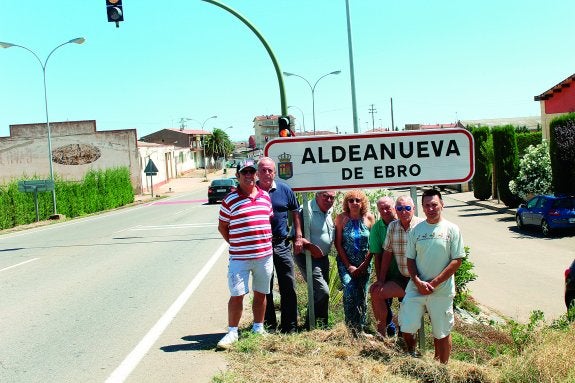 El alcalde, Ángel Fernández, con un grupo de aldeanos a la entrada del municipio. :: m.f.